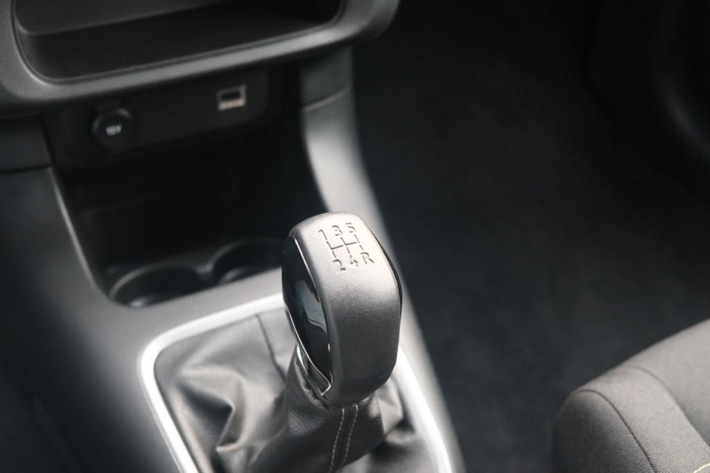 Citroën C3 1.2 PureTech 83pk C-Series - Apple CarPlay - Cruise control - DAB radio - LED-koplampen - Climate control afbeelding 17