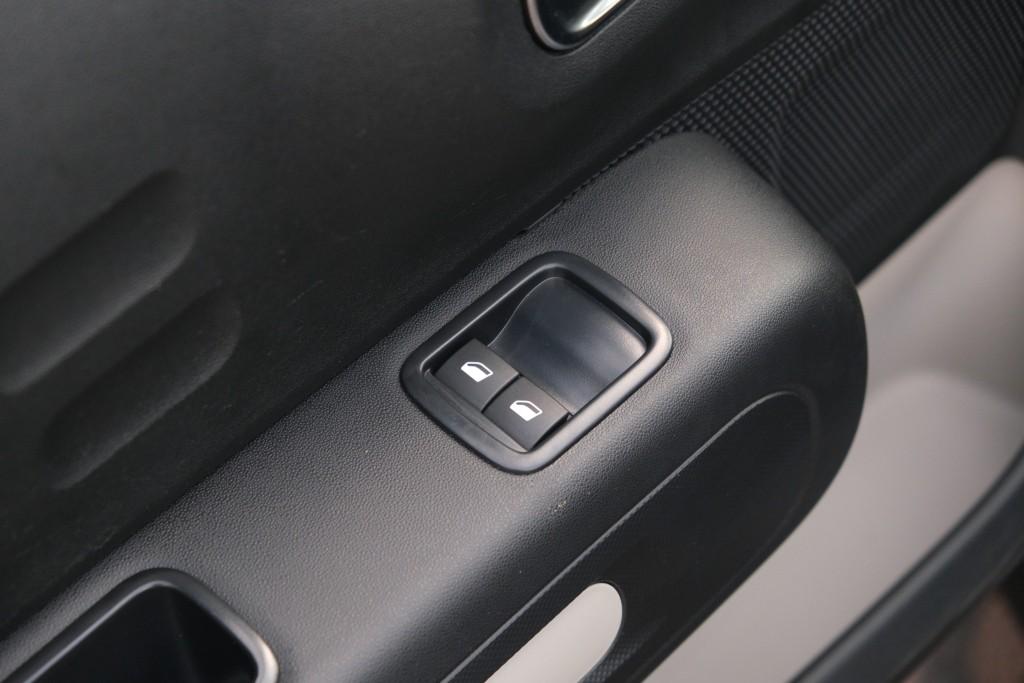 Citroën C3 1.2 PureTech 83pk C-Series - Apple CarPlay - Cruise control - DAB radio - LED-koplampen - Climate control afbeelding 19