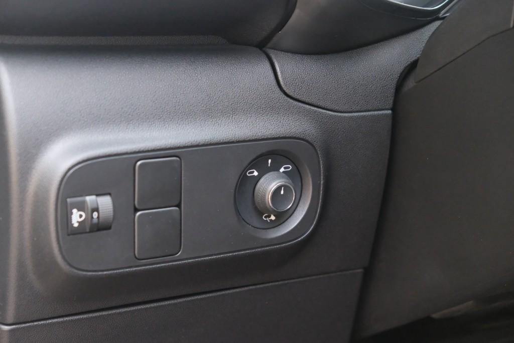 Citroën C3 1.2 PureTech 83pk C-Series - Apple CarPlay - Cruise control - DAB radio - LED-koplampen - Climate control afbeelding 20