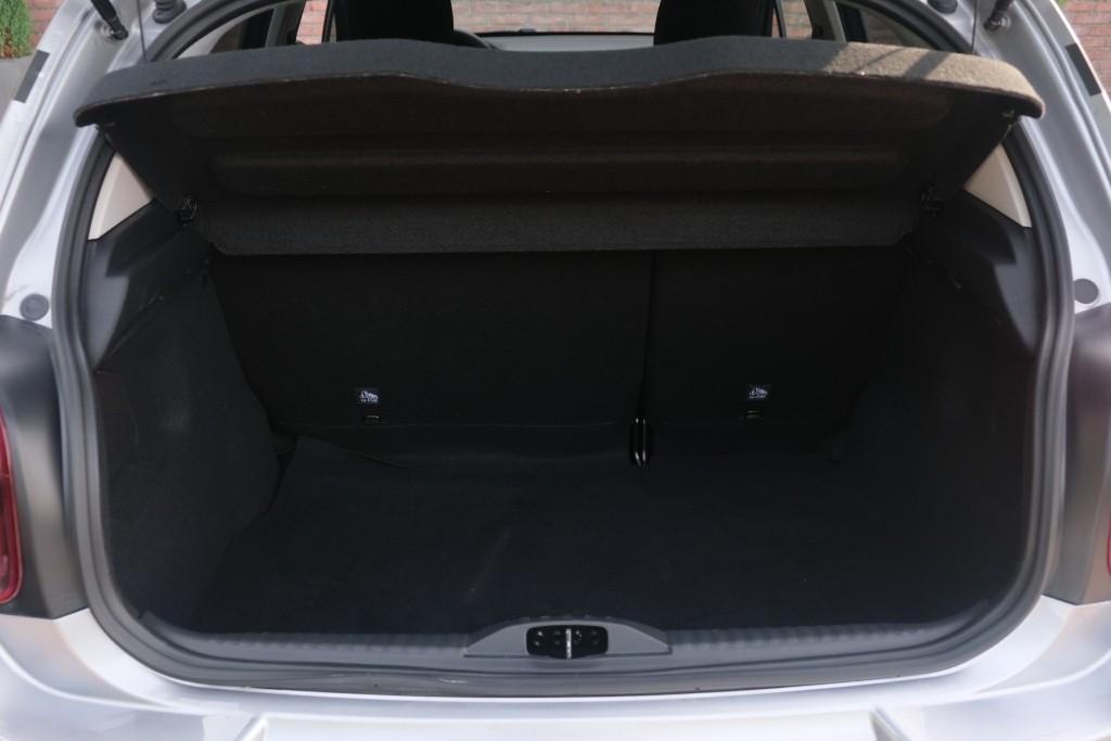 Citroën C3 1.2 PureTech 83pk C-Series - Apple CarPlay - Cruise control - DAB radio - LED-koplampen - Climate control afbeelding 24