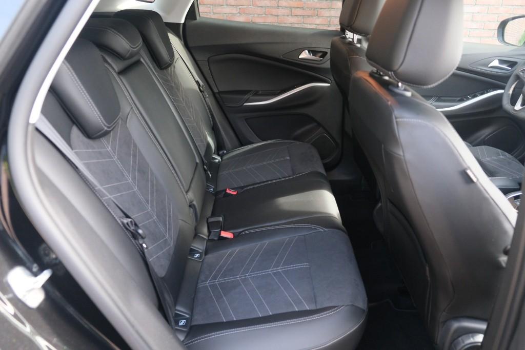Opel Grandland 1.2 Turbo 130pk EAT8 GS | Navi | App Connect | Adaptive Cruise | Camera | Alcantara | Winter Pakket afbeelding 3