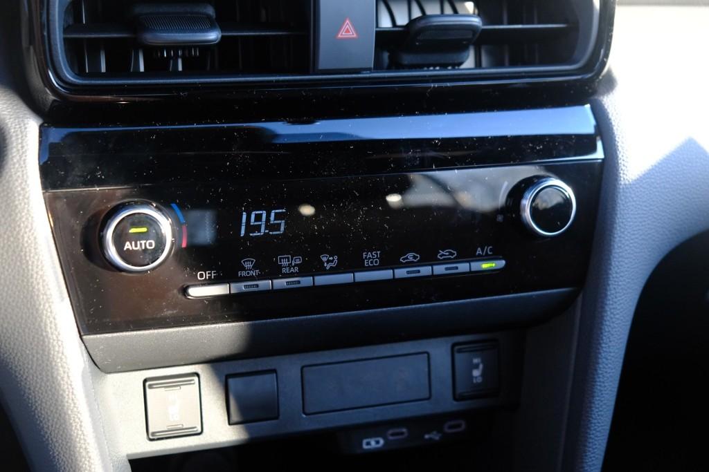 Toyota Yaris Cross 1.5 Hybrid 115pk CVT Dynamic - Adaptieve cruise - Achteruitrijcamera - Apple CarPlay - Climate control - Stoelverwarming - Keyless entry/start - Dodehoekdetectie afbeelding 16
