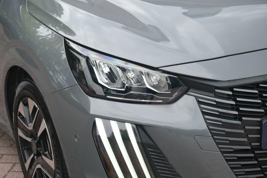 Peugeot 208 1.2 PureTech 100pk Allure - Navigatiesysteem - Apple CarPlay - Achteruitrijcamera - Dodehoekdetectie- Parkeersensoren - Climate Control - Cruise control afbeelding 2
