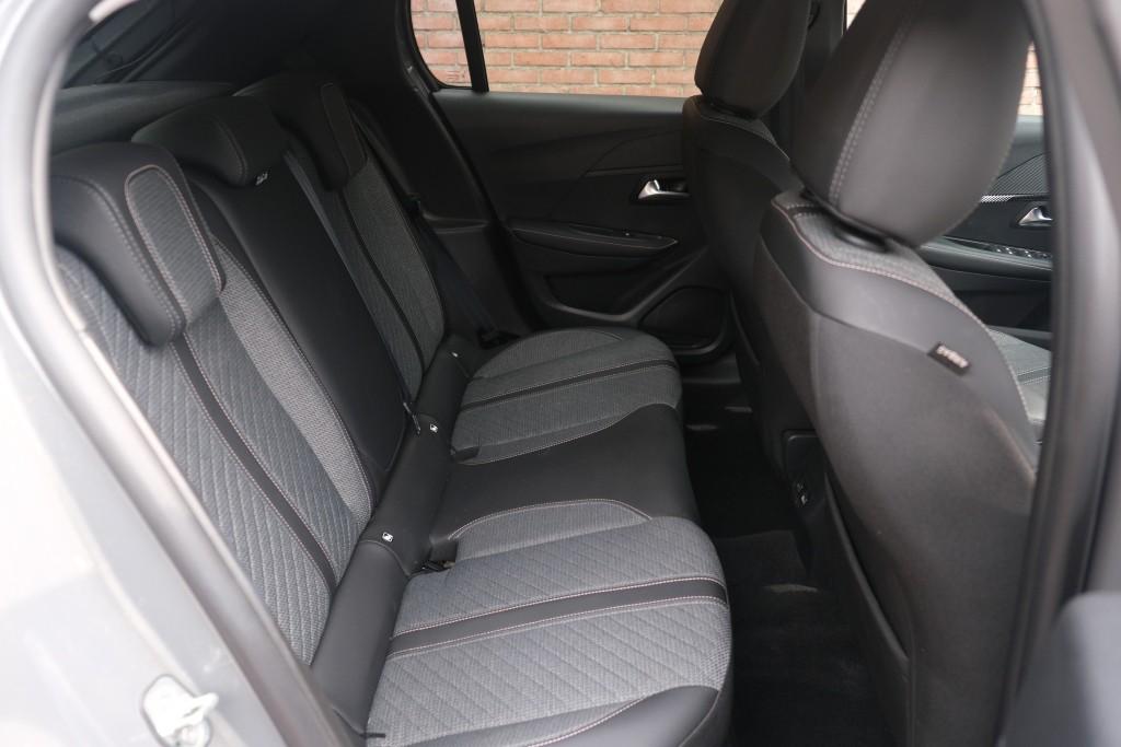 Peugeot 208 1.2 PureTech 100pk Allure - Navigatiesysteem - Apple CarPlay - Achteruitrijcamera - Dodehoekdetectie- Parkeersensoren - Climate Control - Cruise control afbeelding 3