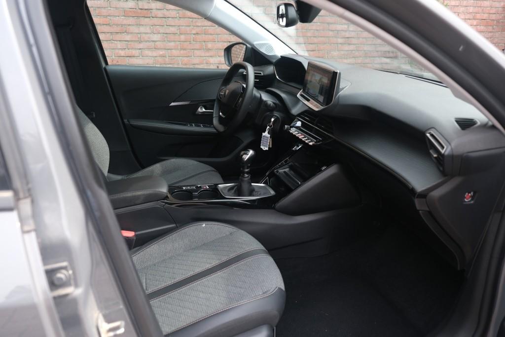 Peugeot 208 1.2 PureTech 100pk Allure - Navigatiesysteem - Apple CarPlay - Achteruitrijcamera - Dodehoekdetectie- Parkeersensoren - Climate Control - Cruise control afbeelding 4