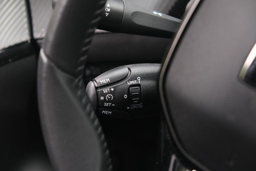 Peugeot 208 1.2 PureTech 100pk Allure - Navigatiesysteem - Apple CarPlay - Achteruitrijcamera - Dodehoekdetectie- Parkeersensoren - Climate Control - Cruise control afbeelding 10