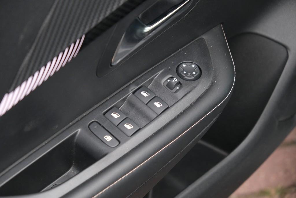 Peugeot 208 1.2 PureTech 100pk Allure - Navigatiesysteem - Apple CarPlay - Achteruitrijcamera - Dodehoekdetectie- Parkeersensoren - Climate Control - Cruise control afbeelding 21