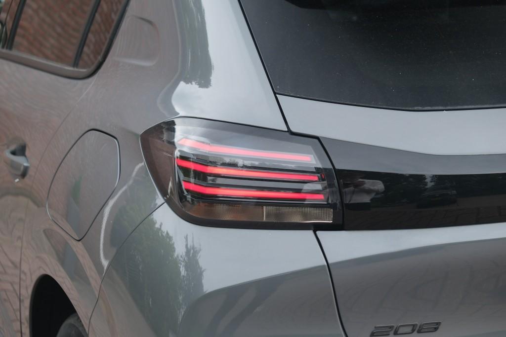 Peugeot 208 1.2 PureTech 100pk Allure - Navigatiesysteem - Apple CarPlay - Achteruitrijcamera - Dodehoekdetectie- Parkeersensoren - Climate Control - Cruise control afbeelding 24