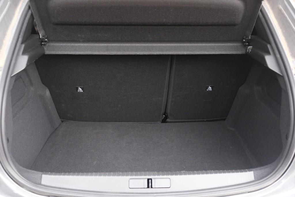 Peugeot 208 1.2 PureTech 100pk Allure - Navigatiesysteem - Apple CarPlay - Achteruitrijcamera - Dodehoekdetectie- Parkeersensoren - Climate Control - Cruise control afbeelding 26