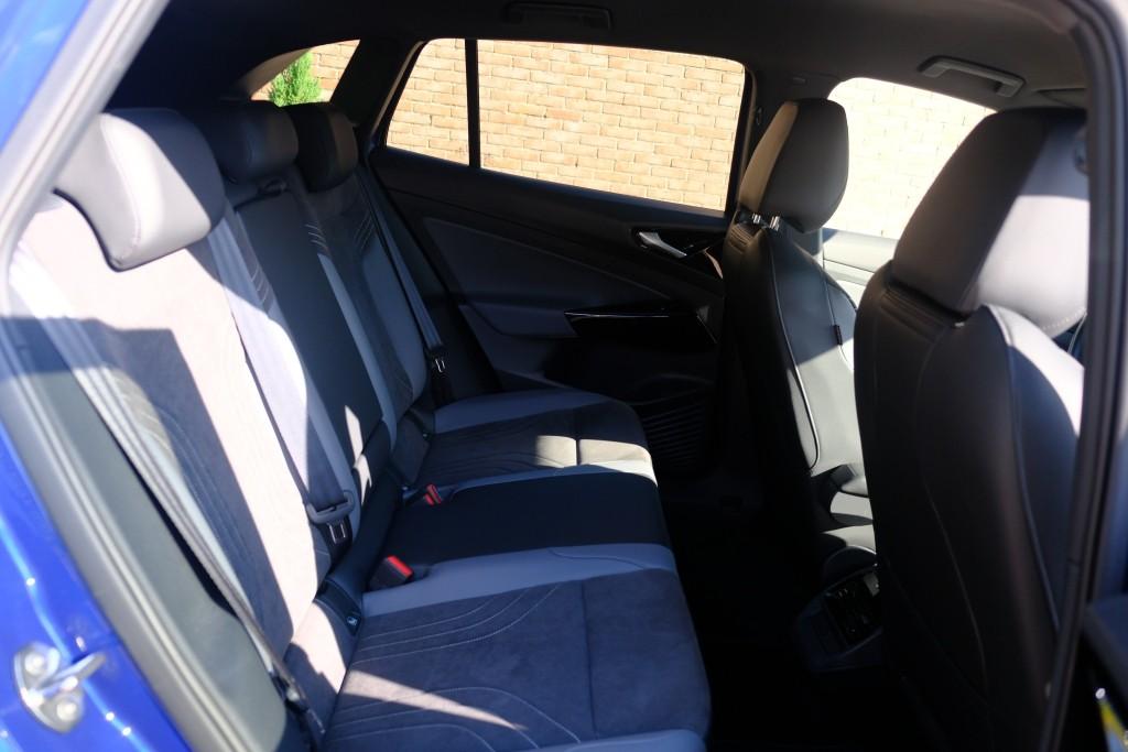 Volkswagen ID.4 Pure 52 kWh 170pk - Navigatiesysteem - App connect - Adaptive cruise - 360° camera - Keyless - Winter pakket - Elektrische achterklep - 19 inch velgen afbeelding 3