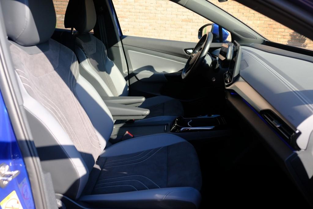 Volkswagen ID.4 Pure 52 kWh 170pk - Navigatiesysteem - App connect - Adaptive cruise - 360° camera - Keyless - Winter pakket - Elektrische achterklep - 19 inch velgen afbeelding 4
