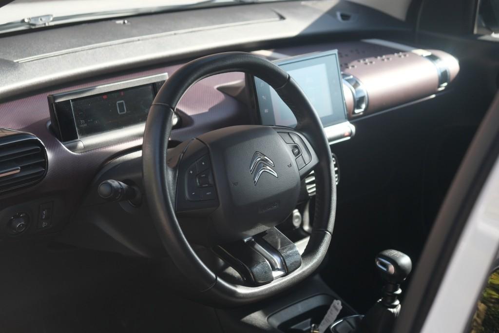 Citroën C4 Cactus 1.2 PureTech 130pk Shine - Panoramadak - Achteruitrijcamera - Apple CarPlay - Navigatiesysteem - Keyless entry - Parkeersensoren - Automatische airconditioning - Cruise control afbeelding 8