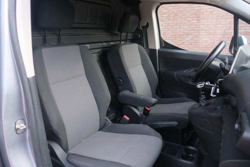 Opel Combo 1.5D 130pk L2H1 Innovation - Trekhaak - Achteruitrijcamera - Navigatiesysteem - Dodehoekdetectie - Apple CarPlay - Parkeersensoren - Cruise control afbeelding 3