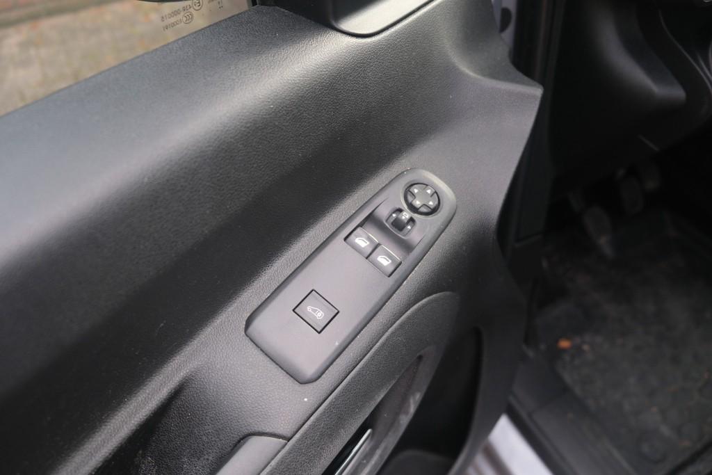Opel Combo 1.5D 130pk L2H1 Innovation - Trekhaak - Achteruitrijcamera - Navigatiesysteem - Dodehoekdetectie - Apple CarPlay - Parkeersensoren - Cruise control afbeelding 19