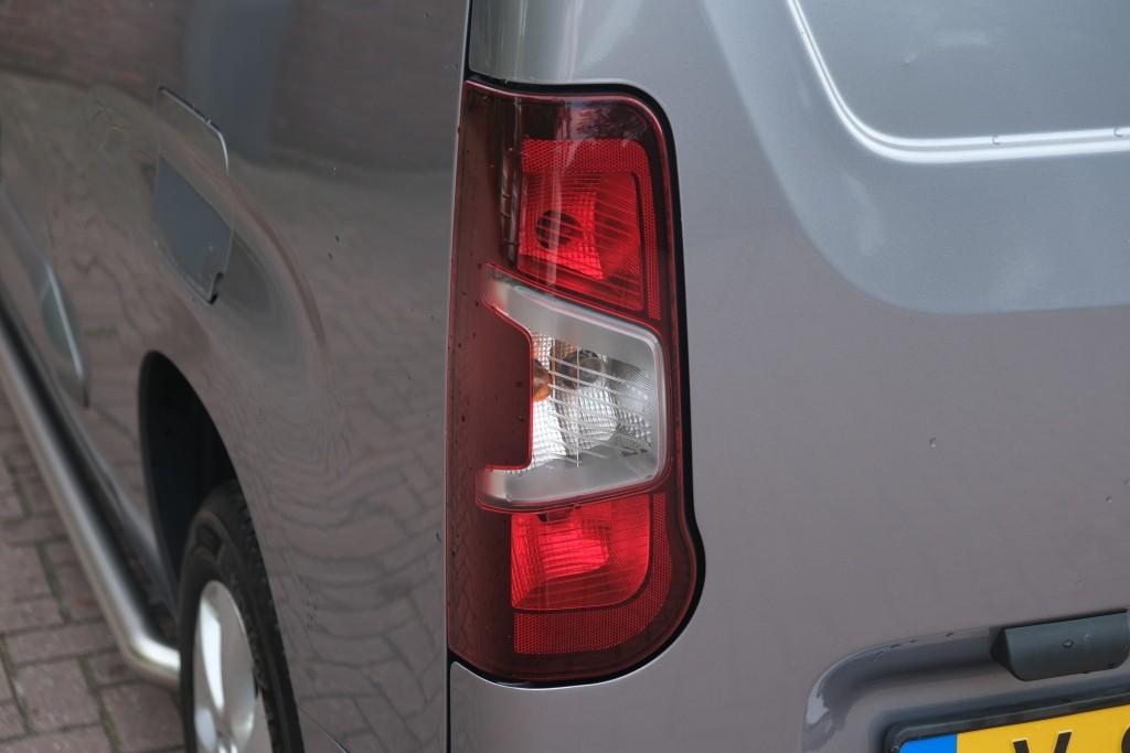 Opel Combo 1.5D 130pk L2H1 Innovation - Trekhaak - Achteruitrijcamera - Navigatiesysteem - Dodehoekdetectie - Apple CarPlay - Parkeersensoren - Cruise control afbeelding 25