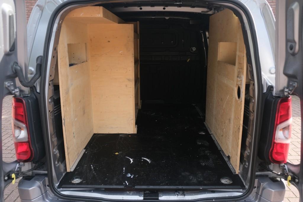 Opel Combo 1.5D 130pk L2H1 Innovation - Trekhaak - Achteruitrijcamera - Navigatiesysteem - Dodehoekdetectie - Apple CarPlay - Parkeersensoren - Cruise control afbeelding 27