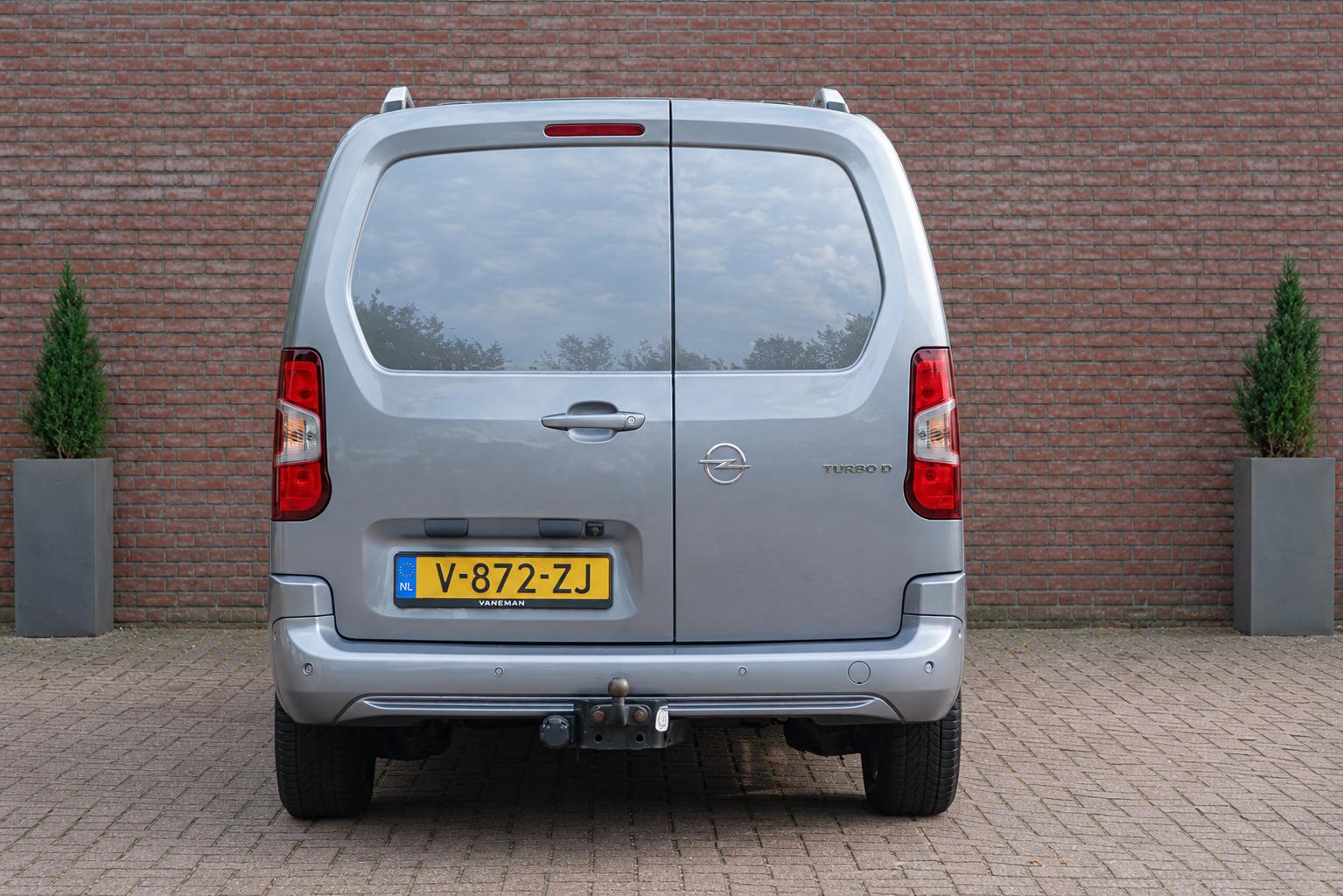 Opel Combo 1.5D 130pk L2H1 Innovation - Trekhaak - Achteruitrijcamera - Navigatiesysteem - Dodehoekdetectie - Apple CarPlay - Parkeersensoren - Cruise control afbeelding 28