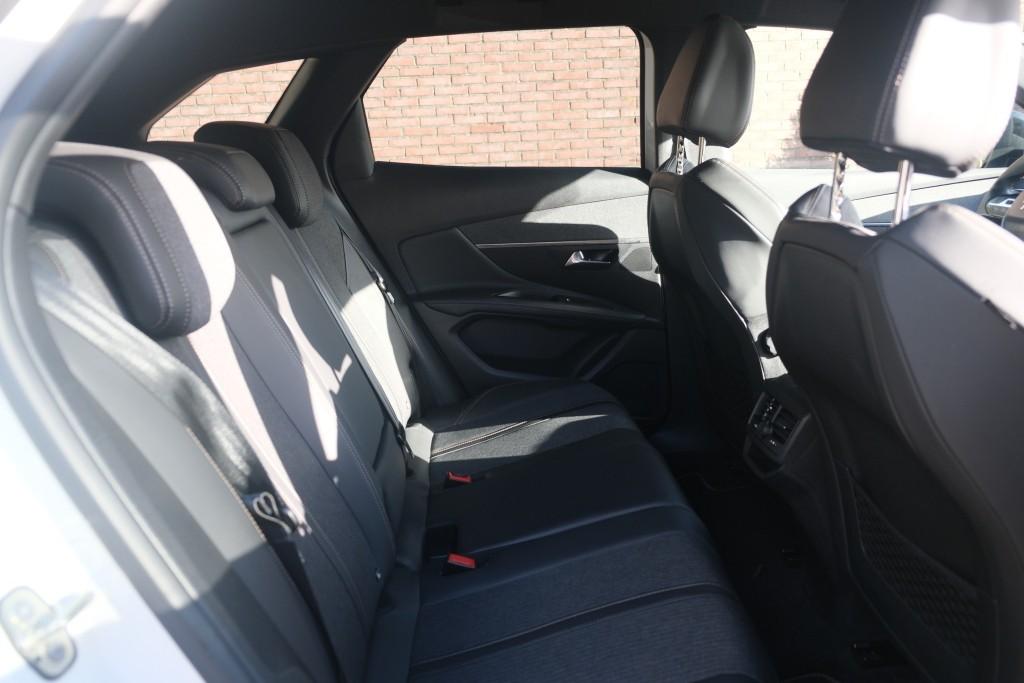 Peugeot 3008 1.2 PureTech 130pk GT Line - Navigatiesysteem - Apple CarPlay - Achteruitrijcamera - Keyless - Elektrische achterklep - Dodehoekdetectie - Parkeersensoren afbeelding 3