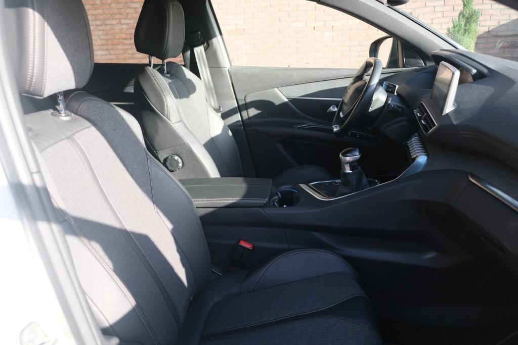 Peugeot 3008 1.2 PureTech 130pk GT Line - Navigatiesysteem - Apple CarPlay - Achteruitrijcamera - Keyless - Elektrische achterklep - Dodehoekdetectie - Parkeersensoren afbeelding 4