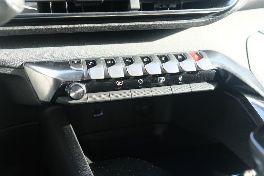 Peugeot 3008 1.2 PureTech 130pk GT Line - Navigatiesysteem - Apple CarPlay - Achteruitrijcamera - Keyless - Elektrische achterklep - Dodehoekdetectie - Parkeersensoren afbeelding 22