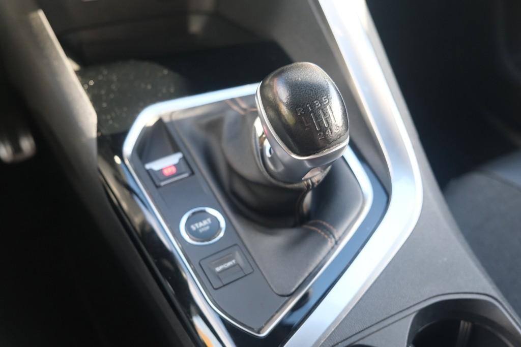 Peugeot 3008 1.2 PureTech 130pk GT Line - Navigatiesysteem - Apple CarPlay - Achteruitrijcamera - Keyless - Elektrische achterklep - Dodehoekdetectie - Parkeersensoren afbeelding 23