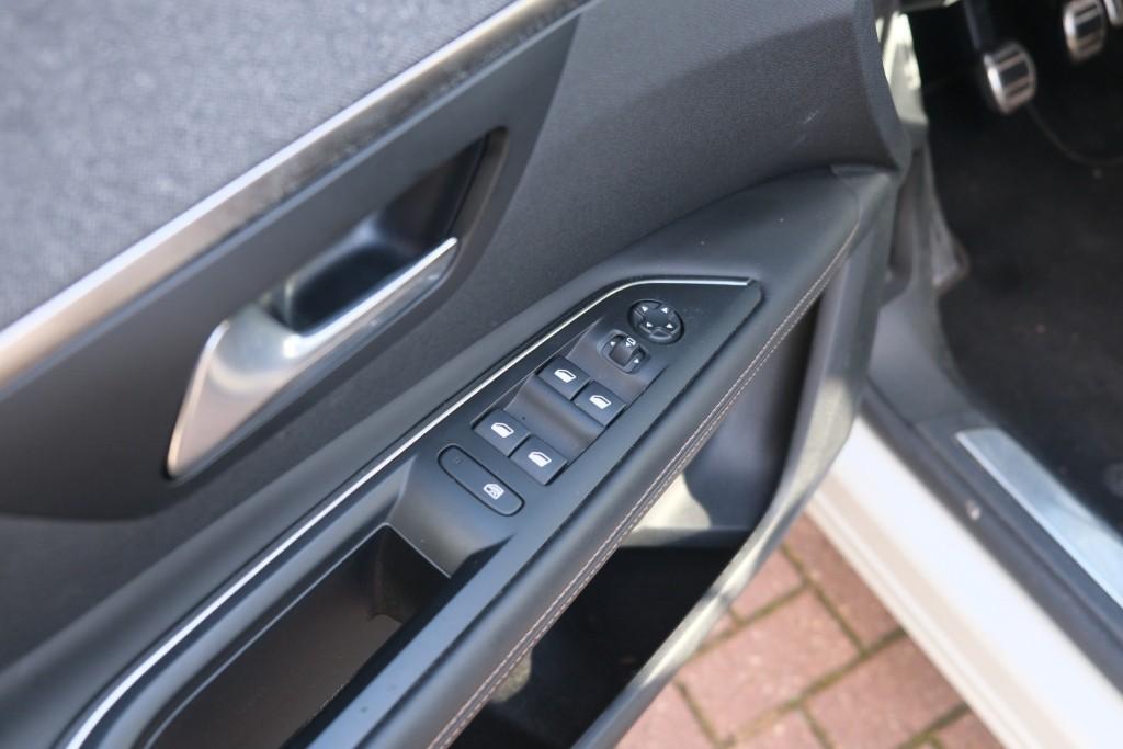 Peugeot 3008 1.2 PureTech 130pk GT Line - Navigatiesysteem - Apple CarPlay - Achteruitrijcamera - Keyless - Elektrische achterklep - Dodehoekdetectie - Parkeersensoren afbeelding 24