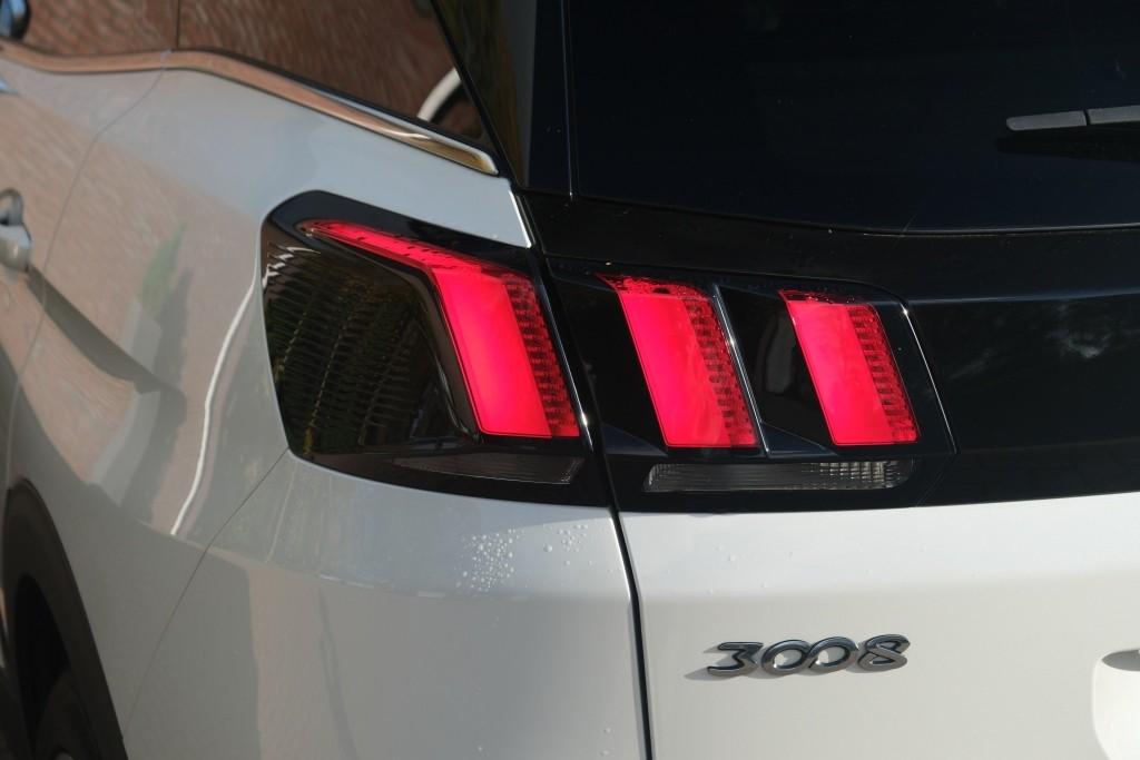 Peugeot 3008 1.2 PureTech 130pk GT Line - Navigatiesysteem - Apple CarPlay - Achteruitrijcamera - Keyless - Elektrische achterklep - Dodehoekdetectie - Parkeersensoren afbeelding 29