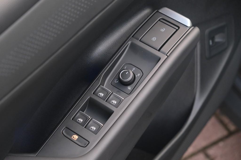 Volkswagen T-Roc 1.5 eTSi 150pk DSG R-Line - Adaptive cruise - Apple CarPlay - Achteruitrijcamera - Keyless entry - Stoelverwarming - Elektrische achterklep - Dodehoekdetectie - Parkeersensoren afbeelding 26