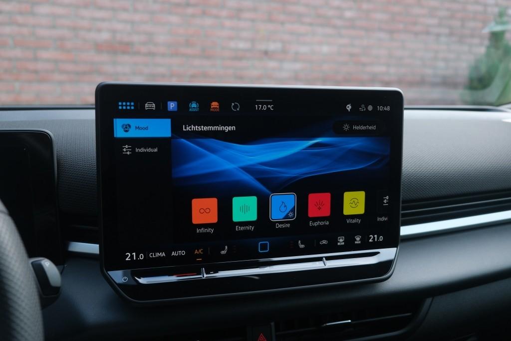 Volkswagen T-Roc 1.5 eTSi 150pk DSG R-Line - Adaptive cruise - Apple CarPlay - Achteruitrijcamera - Keyless entry - Stoelverwarming - Elektrische achterklep - Dodehoekdetectie - Parkeersensoren afbeelding 19