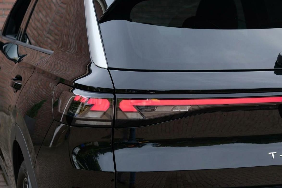 Volkswagen T-Roc 1.5 eTSi 150pk DSG R-Line - Adaptive cruise - Apple CarPlay - Achteruitrijcamera - Keyless entry - Stoelverwarming - Elektrische achterklep - Dodehoekdetectie - Parkeersensoren afbeelding 29