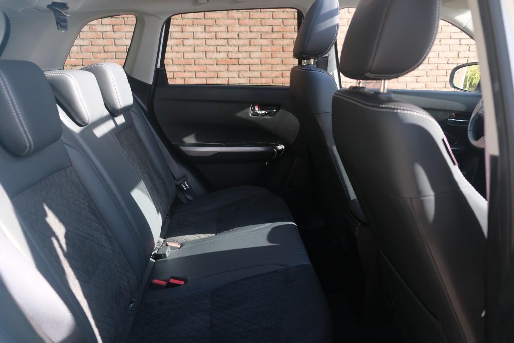 Suzuki Vitara 1.5 Hybrid Aut. Style - Panoramadak - Adaptieve cruise - Achteruitrijcamera - Dodehoekdetectie - Apple CarPlay - Navigatiesysteem - Keyless - Stoelverwarming - Parkeersensoren afbeelding 3