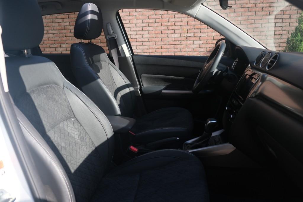 Suzuki Vitara 1.5 Hybrid Aut. Style - Panoramadak - Adaptieve cruise - Achteruitrijcamera - Dodehoekdetectie - Apple CarPlay - Navigatiesysteem - Keyless - Stoelverwarming - Parkeersensoren afbeelding 4