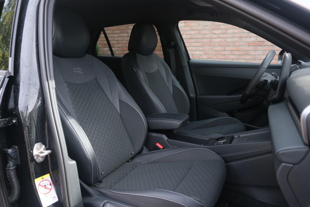 Volkswagen T-Roc 1.5 eTSi 150pk DSG R-Line - Adaptive cruise - Apple CarPlay - Achteruitrijcamera - Keyless entry - Stoelverwarming - Elektrische achterklep - Dodehoekdetectie - Parkeersensoren afbeelding 5