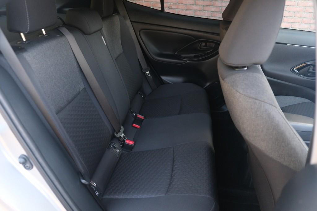 Toyota Yaris Cross 1.5 Hybrid 115pk CVT Dynamic - Adaptieve cruise - Achteruitrijcamera - Apple CarPlay - Climate control - Stoelverwarming - Keyless entry/start - Dodehoekdetectie afbeelding 3