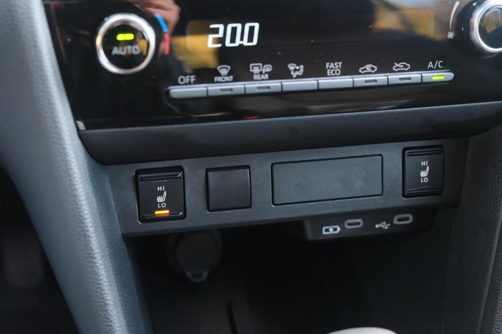 Toyota Yaris Cross 1.5 Hybrid 115pk CVT Dynamic - Adaptieve cruise - Achteruitrijcamera - Apple CarPlay - Climate control - Stoelverwarming - Keyless entry/start - Dodehoekdetectie afbeelding 19