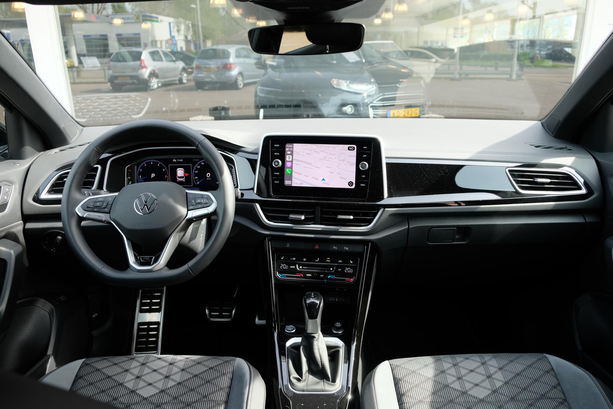Volkswagen T-Roc 1.5 TSi 150pk DSG R-Line Business | App Connect | Trekhaak | Climate | Matrix LED | Adaptive Cruise | Elektrische Achterklep | Camera | 18" velgen afbeelding 2
