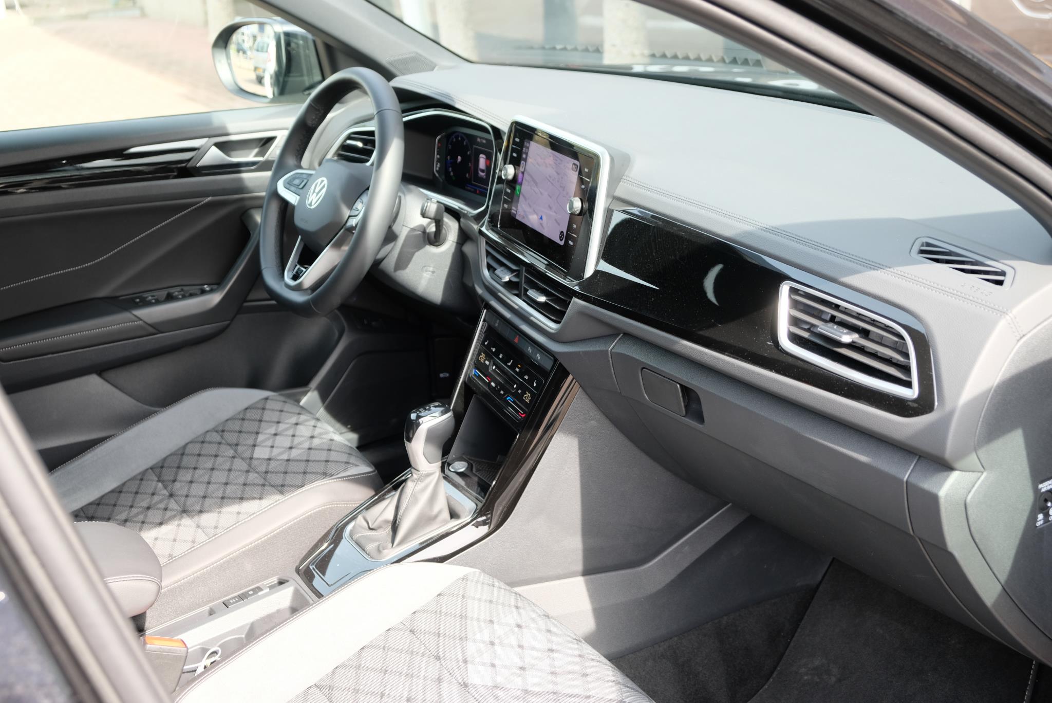 Volkswagen T-Roc 1.5 TSi 150pk DSG R-Line Business | App Connect | Trekhaak | Climate | Matrix LED | Adaptive Cruise | Elektrische Achterklep | Camera | 18" velgen afbeelding 7