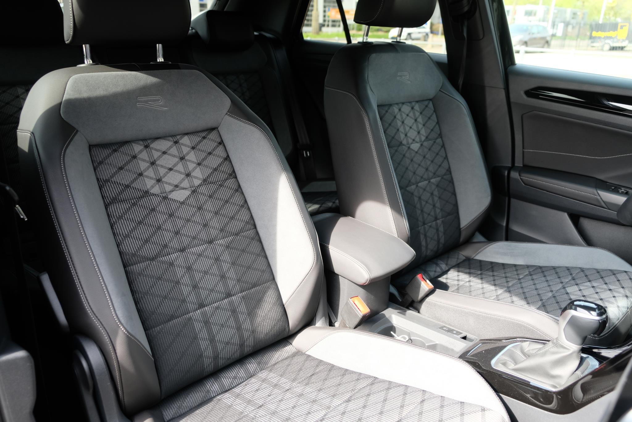 Volkswagen T-Roc 1.5 TSi 150pk DSG R-Line Business | App Connect | Trekhaak | Climate | Matrix LED | Adaptive Cruise | Elektrische Achterklep | Camera | 18" velgen afbeelding 8