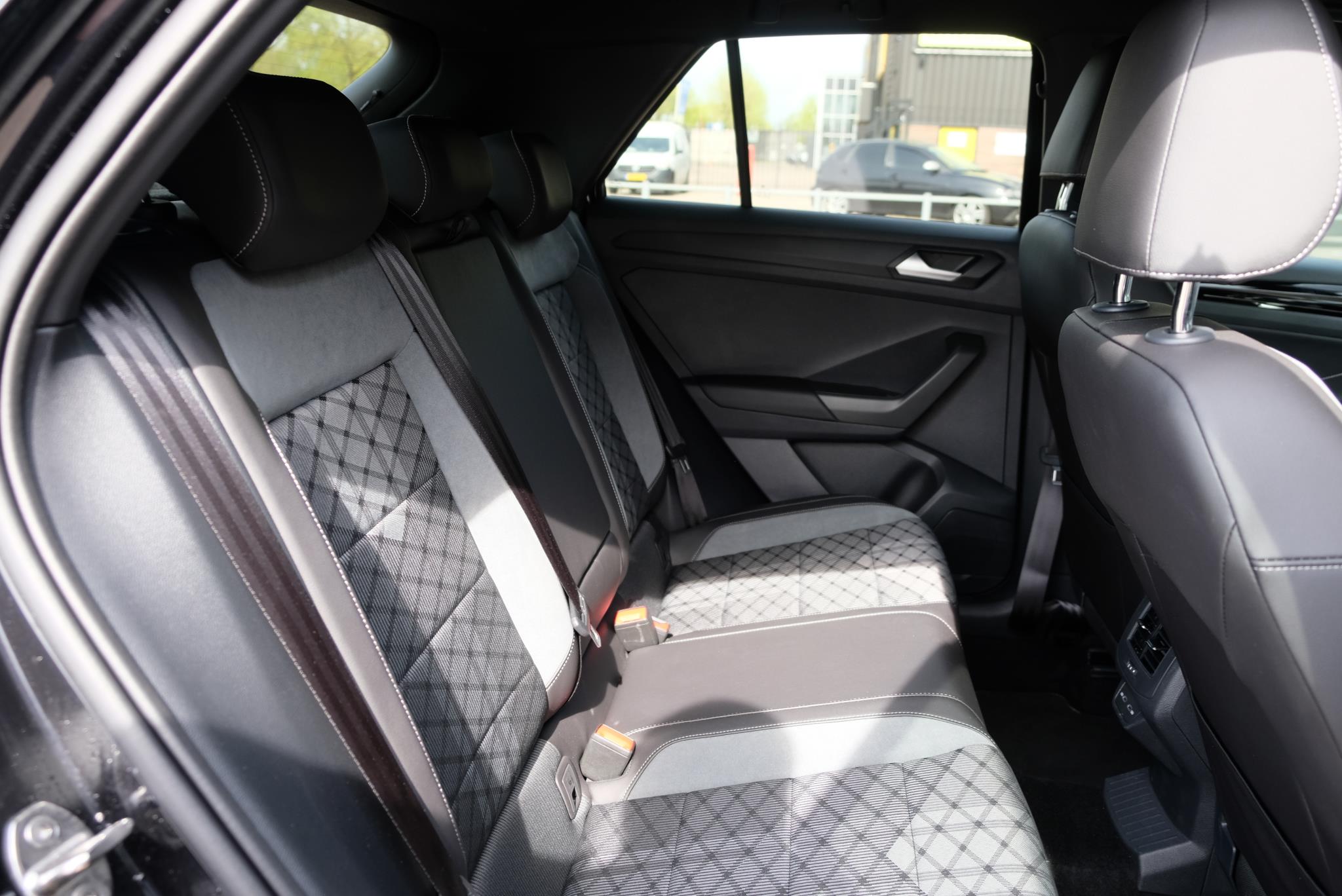 Volkswagen T-Roc 1.5 TSi 150pk DSG R-Line Business | App Connect | Trekhaak | Climate | Matrix LED | Adaptive Cruise | Elektrische Achterklep | Camera | 18" velgen afbeelding 9