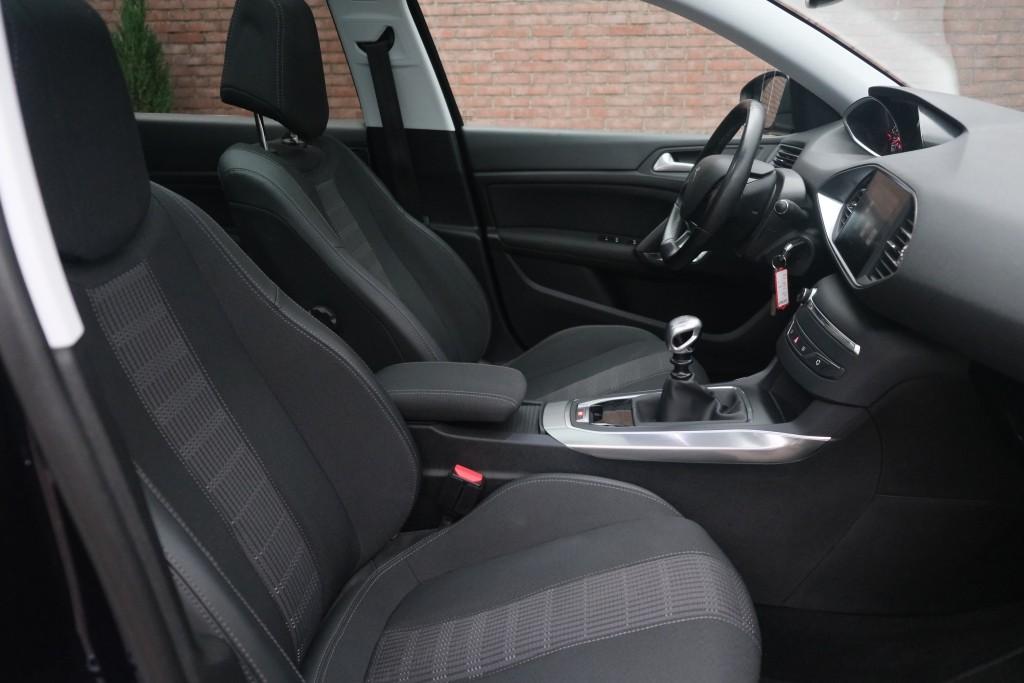 Peugeot 308 1.2 PureTech 130pk Allure - Apple CarPlay - Climate control - Cruise control - Navigatiesysteem - Parkeersensoren - Panoramadak - Trekhaak afbeelding 4