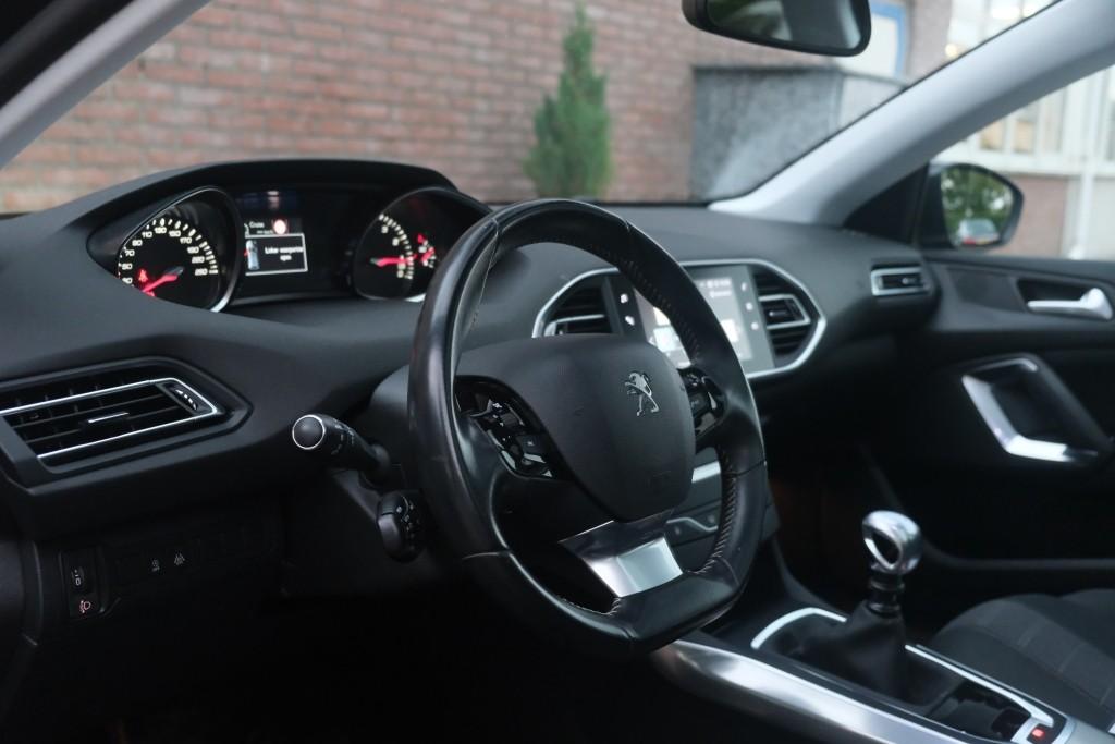 Peugeot 308 1.2 PureTech 130pk Allure - Apple CarPlay - Climate control - Cruise control - Navigatiesysteem - Parkeersensoren - Panoramadak - Trekhaak afbeelding 8