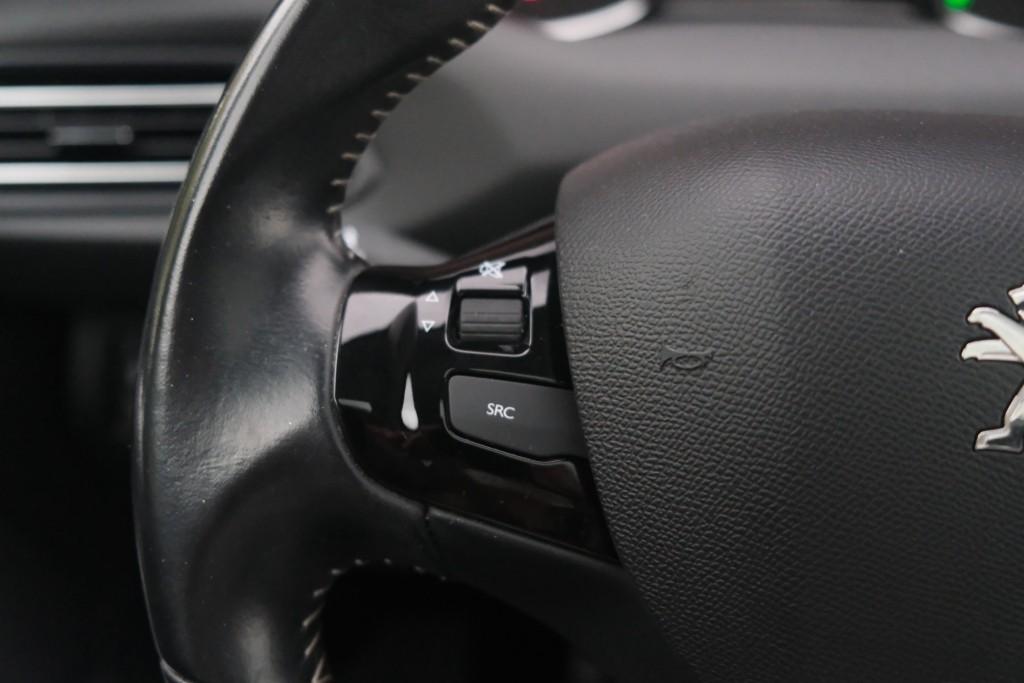 Peugeot 308 1.2 PureTech 130pk Allure - Apple CarPlay - Climate control - Cruise control - Navigatiesysteem - Parkeersensoren - Panoramadak - Trekhaak afbeelding 9