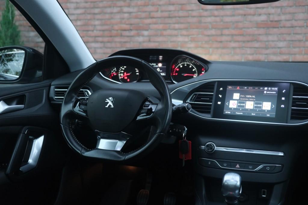 Peugeot 308 1.2 PureTech 130pk Allure - Apple CarPlay - Climate control - Cruise control - Navigatiesysteem - Parkeersensoren - Panoramadak - Trekhaak afbeelding 12