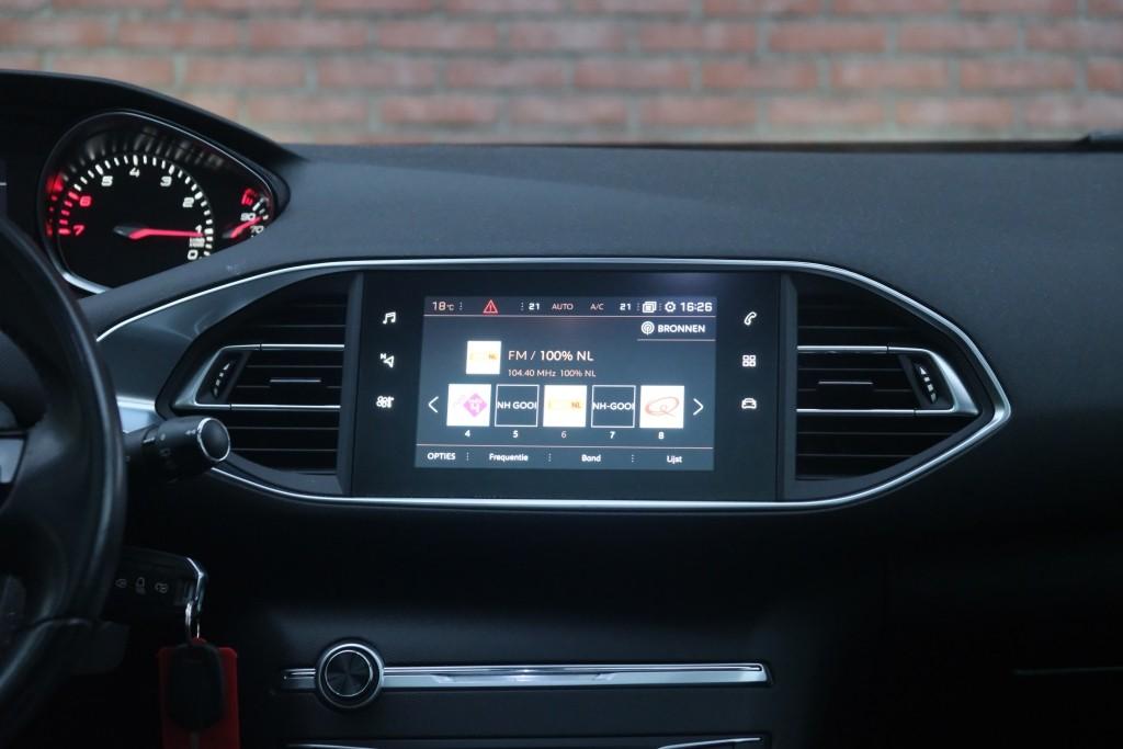 Peugeot 308 1.2 PureTech 130pk Allure - Apple CarPlay - Climate control - Cruise control - Navigatiesysteem - Parkeersensoren - Panoramadak - Trekhaak afbeelding 16
