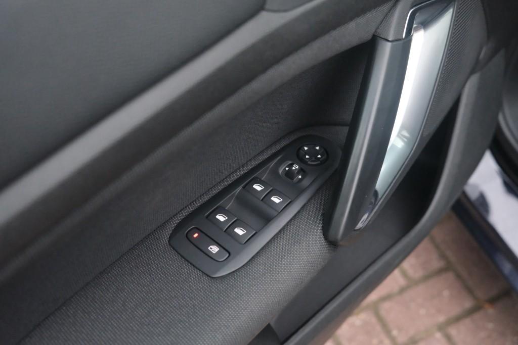 Peugeot 308 1.2 PureTech 130pk Allure - Apple CarPlay - Climate control - Cruise control - Navigatiesysteem - Parkeersensoren - Panoramadak - Trekhaak afbeelding 23