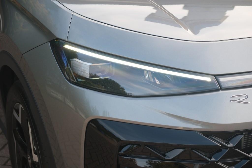 Volkswagen T-Roc 1.5 eTSi 150pk DSG R-Line - Adaptive cruise - Apple CarPlay - Achteruitrijcamera - Keyless entry - Stoelverwarming - Elektrische achterklep - Dodehoekdetectie - Parkeersensoren afbeelding 2