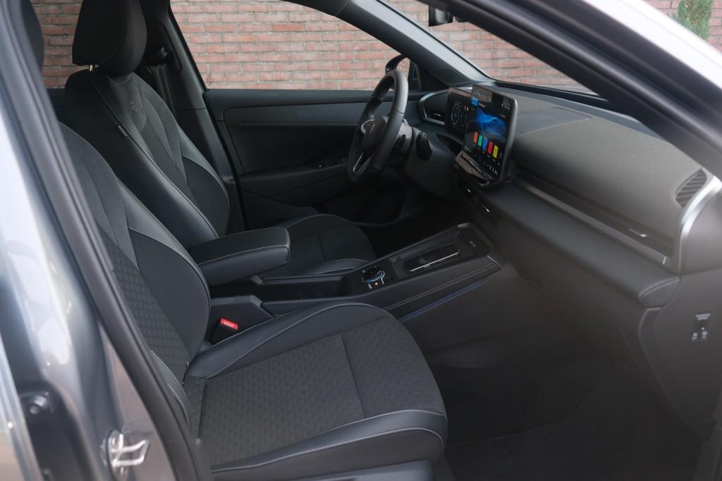 Volkswagen T-Roc 1.5 eTSi 150pk DSG R-Line - Adaptive cruise - Apple CarPlay - Achteruitrijcamera - Keyless entry - Stoelverwarming - Elektrische achterklep - Dodehoekdetectie - Parkeersensoren afbeelding 4